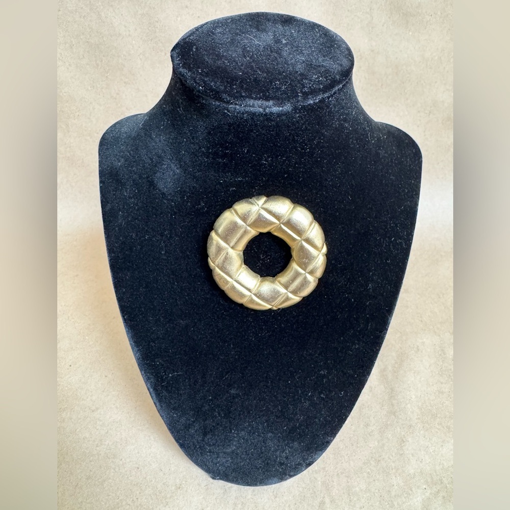 Vintage Gold Coloured Quilted Wreath Brooch. 2” by 2”